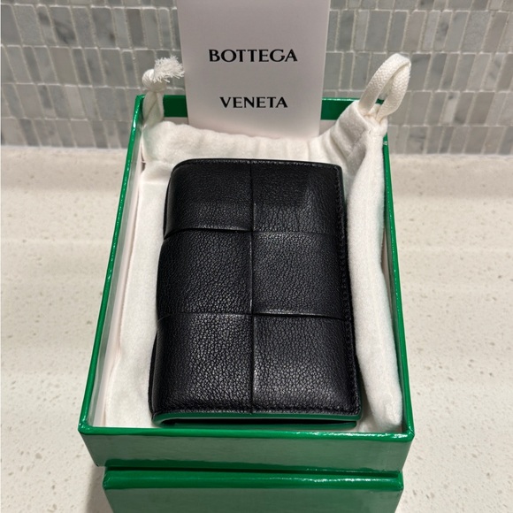 Bottega Veneta Black Leather Key Card Holder - Picture 1 of 6